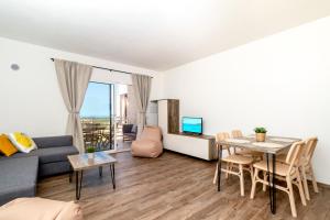 特里尼达古图Sardegna Appartamenti, Via Sedini的客厅配有沙发和桌子