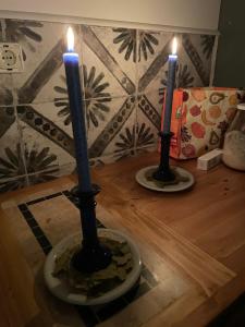 LooseLindenhof ChezArtistes的木桌上两根蜡烛