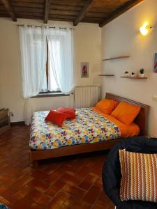 塞里亚泰DEA 2的一间卧室配有带橙色枕头的床