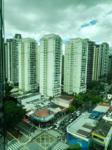 圣保罗Lindo Flat Luxuoso em Moema Ibirapuera - Apto 1320的一座拥有高楼和停车场的城市