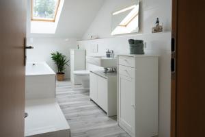 爱尔福特CaSa Apartment Svea - 2x Parken-Amazon Prime-Terasse-Garten-Vollausstattung的白色的浴室设有水槽和卫生间。