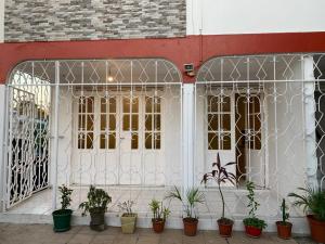 萨莱比梅Chez Marc的一座建筑,上面有门和盆栽植物