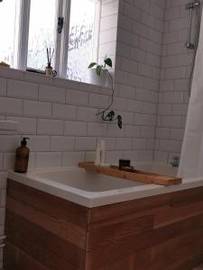 贝克尔斯Beehive Cottage的带浴缸的浴室和窗户