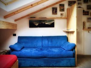 阿尔巴迪卡纳泽伊incantevole mansarda in val di Fassa的客厅里一张蓝色的沙发