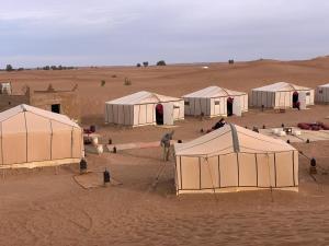 MhamidCouleur du désert的沙漠中一群帐篷