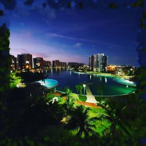 坎昆Departamento 'Hozanek' en Dream Lagoons Cancun的夜晚一望无际的水景