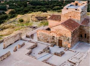 La Puebla de MontalbánEl capricho de Diego的享有古老石头建筑的空中景致