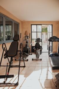 Salem格兰哈圣米格尔酒店的一间健身房,里面设有数个健身器材