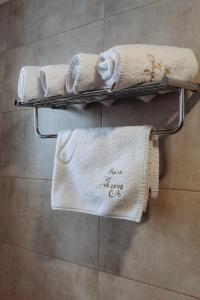 亚霍里纳Vila Jelena的浴室毛巾架上的两条毛巾