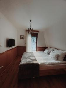 亚霍里纳Vila Jelena的一间卧室设有一张大床和一个窗户。