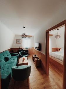 亚霍里纳Vila Jelena的客厅配有绿色沙发和床。
