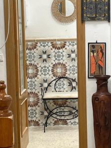 托雷德尔马尔Hostal Mediterraneo的一间带长凳和瓷砖墙的客房