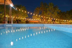 KarbiDream garden的一座晚上灯光亮起的大型游泳池