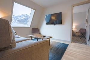 班夫Basecamp Suites Banff的带沙发和平面电视的客厅