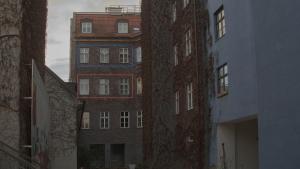 维也纳Blue Lotus Apartment的两栋建筑中间的高砖建筑