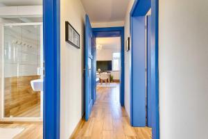 DobrohořChalupa Česká Kanada的走廊设有蓝色门,通往浴室