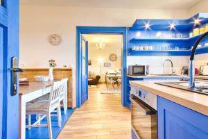 DobrohořChalupa Česká Kanada的蓝色的厨房设有水槽和台面