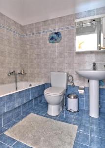 纳乌萨VILLA ALEXANDROS的一间带卫生间和水槽的浴室