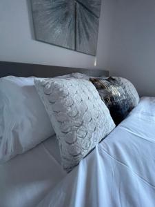 埃德蒙顿! 5 Bed Beautiful Home with Fenced Yard & Hammock! WEM - Foosball Table - WiFi - Fireplace - Long Stay的一张白色的床,上面有两个枕头