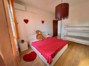 里米尼Lovely apartment a due passi dal mare的卧室床上的泰迪熊