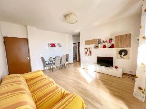 里米尼Lovely apartment a due passi dal mare的客厅配有沙发和桌椅