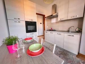 里米尼Lovely apartment a due passi dal mare的厨房里设有红色和绿色的桌子