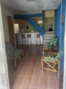 马约尔兰迪亚Casa de praia majorlandia的一间带椅子的客厅和一间厨房