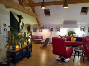 科尔切斯特Country Escape at the Granary的客厅配有红色的沙发和椅子