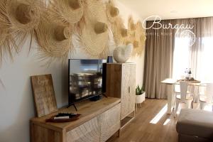 布尔高Burgau Charming House Loft的客厅设有壁挂式平面电视。