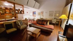 布莱德Architect’s house - peaceful and minimalistic的带沙发和椅子的客厅以及厨房。