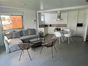 厄尔梅达诺Los Martines beachfront ocean view的客厅配有沙发和桌椅