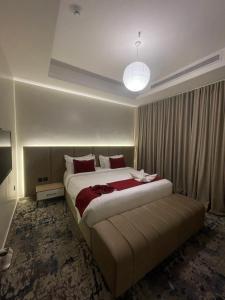 吉达Golden New Quraish Jeddah的一间卧室,卧室内配有一张大床