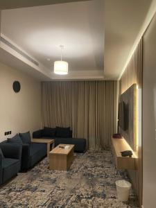 吉达Golden New Quraish Jeddah的带沙发和电视的客厅