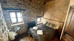 莱昂Elpajardeportilla的一间卧室设有一张床和石墙