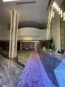 吉达Golden New Quraish Jeddah的大堂设有紫色地板和吊灯