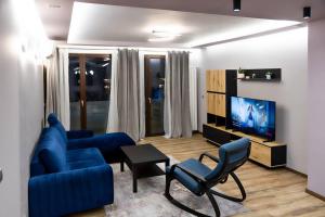 索非亚Very Spacious & Modern 3Bed near Airport & Centre的客厅配有蓝色的沙发和电视