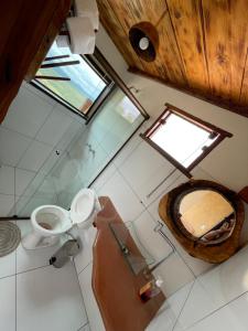 圣若热岛Chalé Beija Flor, venha viver essa experiência!!的享有带卫生间的浴室和窗户的上方景致