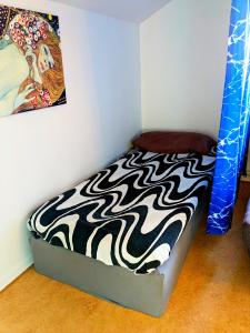 哥德堡Central studio apartment的一间卧室配有一张带斑马纹床单的床