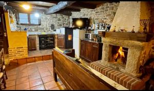 莱昂Elpajardeportilla的厨房设有大型石制壁炉。