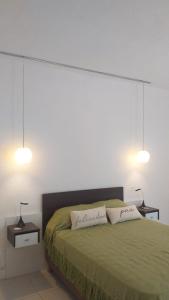 查克拉斯德科里亚Casablanca Chacras的一间卧室配有一张带两盏灯的绿床。