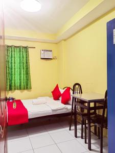 达沃市YellowPad Hotel (SM-Eco)的小房间设有一张床和一张桌子