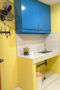 达沃市YellowPad Hotel (SM-Eco)的厨房配有水槽和蓝色橱柜