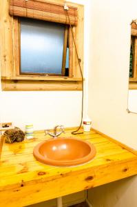 内尔斯普雷特河马水滨山林小屋的浴室配有带水槽的木制台面