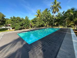 阿努拉德普勒Hummingbird Leisure Villa-Anuradhapura的别墅内游泳池的形象