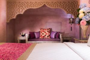 南湾垦丁亚曼达会馆 的一间卧室配有一张床和粉红色的墙壁