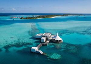 妮兰朵南环礁马尔代夫尼亚玛岛私享度假岛的水中有一个帐篷的岛屿