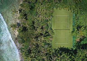 妮兰朵南环礁马尔代夫尼亚玛岛私享度假岛的海滩上网球场的顶部景观