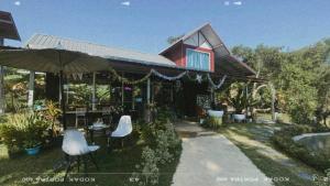 Lom SakC-Code Resort的房屋前有椅子和遮阳伞