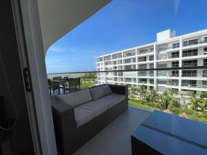 卡塔赫纳Apartamento de Lujo, Mejor Zona de Cartagena, Manzanillo del Mar y Playa.的阳台配有沙发,享有建筑的景色