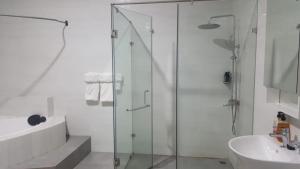 阿克拉The Winford Boutique Hotel Airport的一间带玻璃淋浴和水槽的浴室
